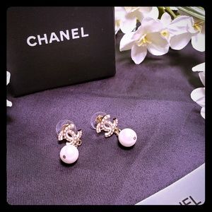 💓 Chanel CC Dangling Pearl Earrings 💓